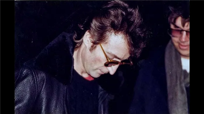 Рисунок 1: Леннон подписывает своего убийцу