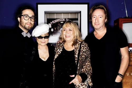 Две жены Леннона создали отношения и стали друзьями после его смерти. Слева направо: Шон со своей матерью и Синтия Пауэлл со своим сыном Джулианом.