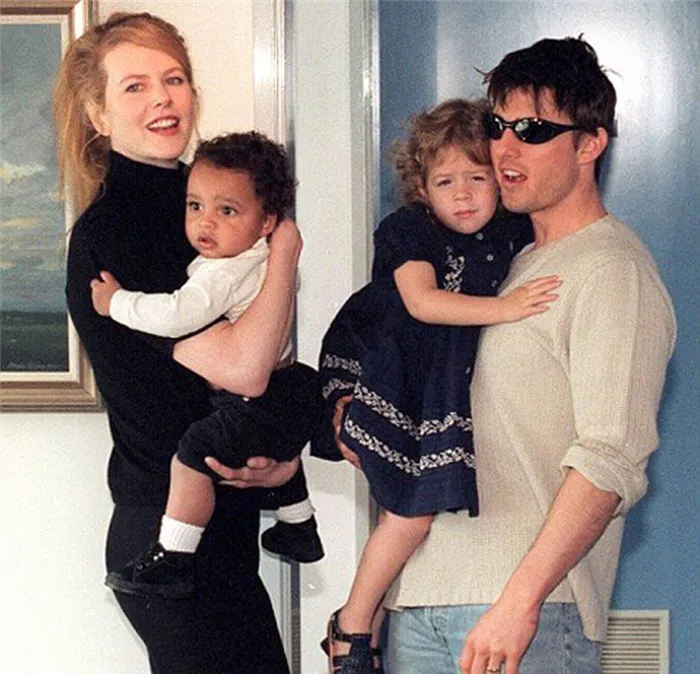 Николь Кидман и Том Круз со своими детьми.