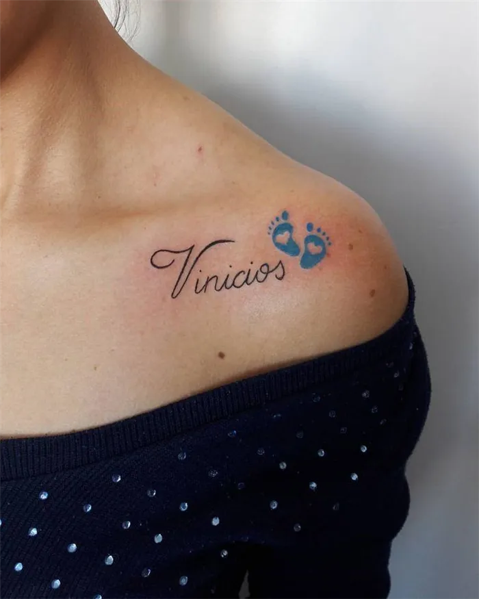 Татуировка с именем ребенка на плече.