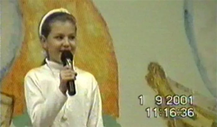 Соня Тажульская в детстве на сцене