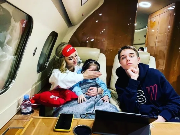 Полина Гагарина с детьми в аэропорту