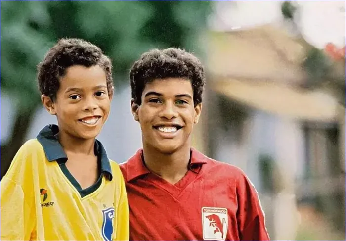 Фотография Роналду в старой форме своего брата. 1987