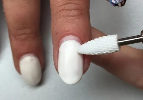 Белый лак для ногтей