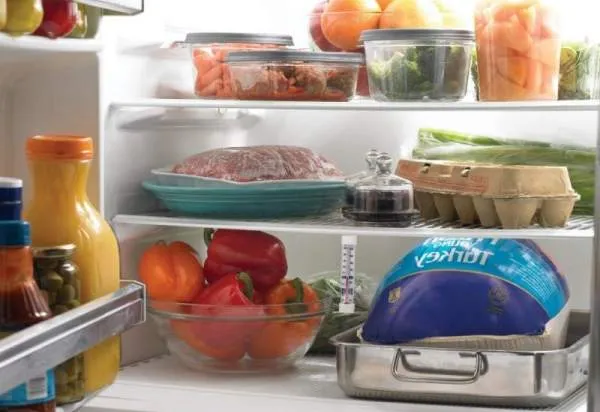Убрав продукты в холодильник на хранение, помните о правилах нежелательного соседства