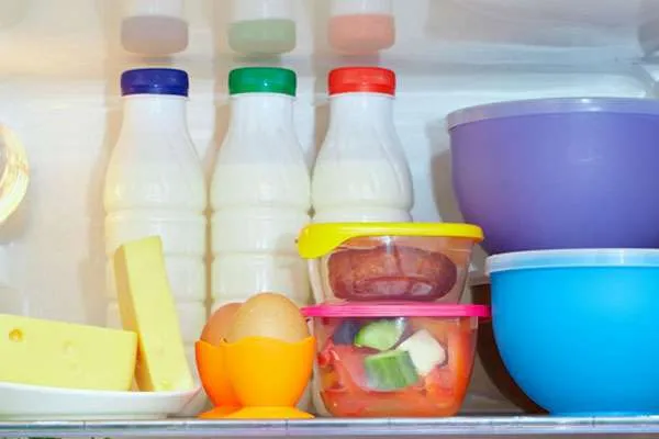 Не рекомендуется хранить молоко и йогурт в пластиковых бутылках в холодильнике. Если возможно, поместите их в стеклянные контейнеры.