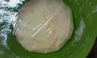 Переложите тесто в миску, накройте фольгой и оставьте в теплом месте на 40 минут.