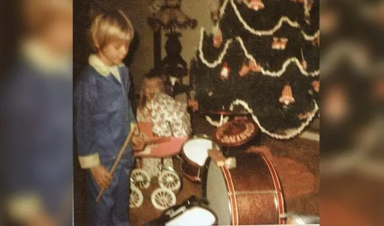 В возрасте семи лет Курт получил барабанную установку.