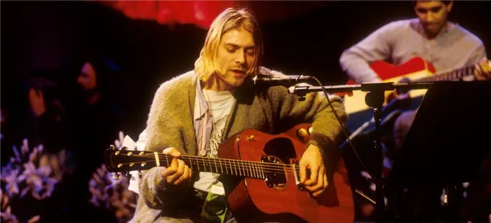 Фотография Курта Кобейна с гитарой на концерте Nirvana Unplugged в Нью-Йорке - Американский дворецкий.