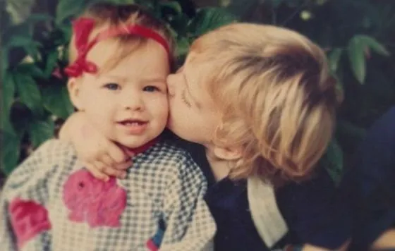 Детские фотографии Марго Робби: будущую актрису целует ее брат
