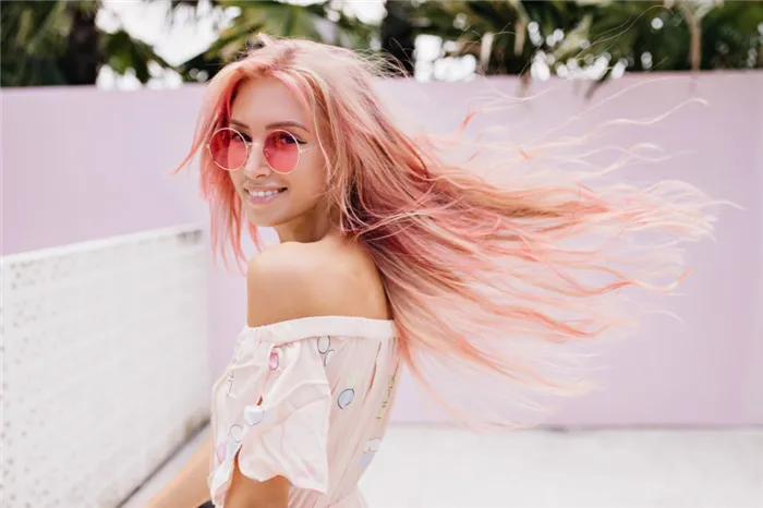 Розовые пучки в светлых волосах