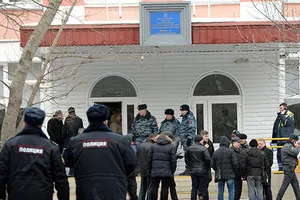 Школьные заложники Ученики 10-го класса застрелили учителя и милиционера в Москве.