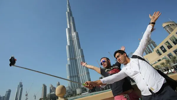 Туристы на башне Бурдж-Халифа в Дубае