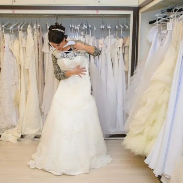 Невесты выбирают свадебное платье.