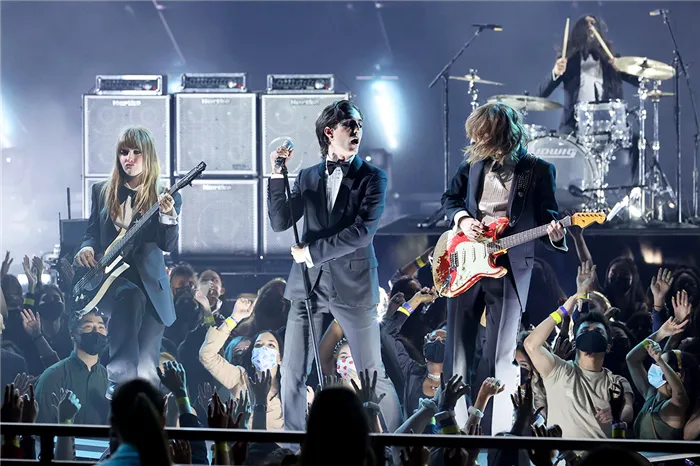 Итальянская рок-группа Måneskin появляется на сцене на церемонии вручения American Music Awards 2021 в Microsoft Theatre 21 ноября 2021 года в Лос-Анджелесе, штат Калифорния.