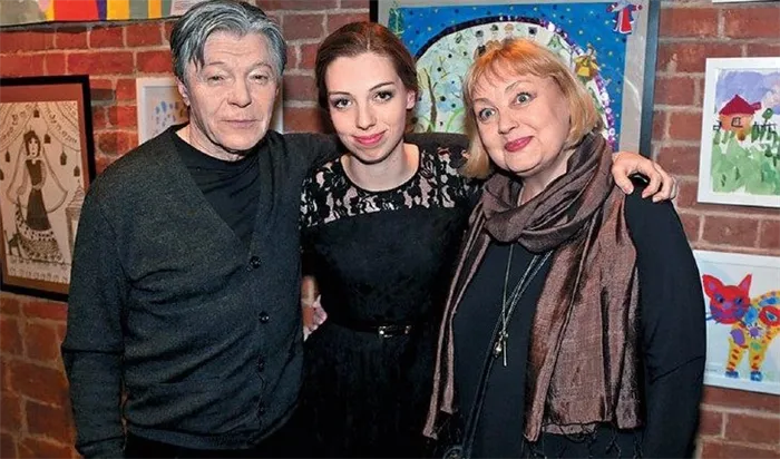 Дочь актрисы Елены Шаниной Татьяна (в центре).