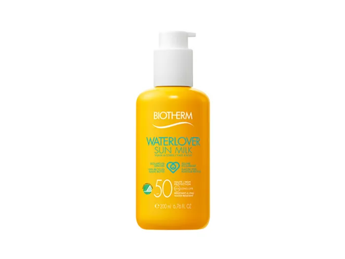 Солнцезащитное молочко Waterlover Sun Milk SPF, Biotherm с маркировкой независимой экологической организации Nordic Swan Ecolabel. Содержит формулу на основе экстракта термального планктона Life Plankton и витамина Е, которая защищает кожу от ультрафиолетовых А и В-лучей и при этом биоразлагаема на 97%. Упаковка Waterlover Sun Milk изготовлена из переработанного пластика и пригодна для вторичной переработки.