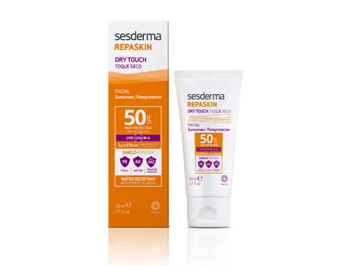 Солнцезащитное средство для лица с матовым эффектом Repaskin SPF 50, Sesderma. Обладает двойным действием: защищает кожу от солнечного излучения и, в то же время, восстанавливает ДНК клеток кожи благодаря технологии Shield-System. В составе также физические и химические фильтры, фермент Thermus Thermophillus, зеленый чай, расторопша пятнистая и липосомы.