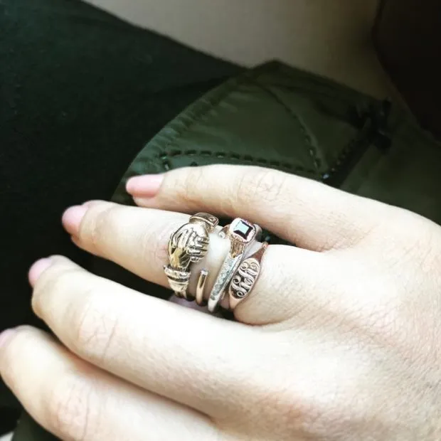 Кольца, которые женщины носят на пальцах: многослойные кольца на безымянном пальце