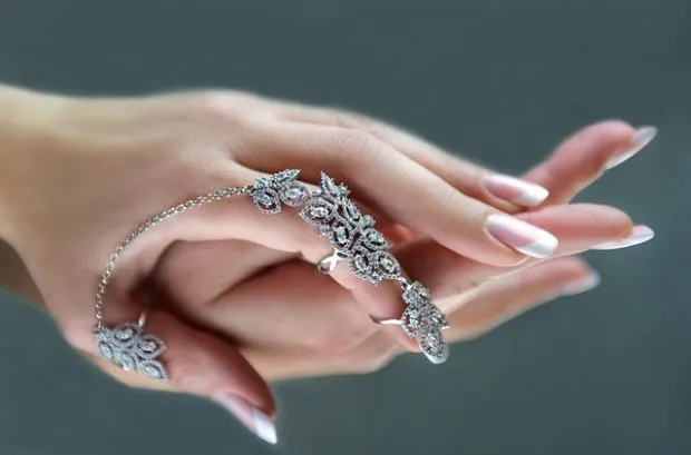 Как женщины носят кольца: на указательном пальце по всей длине бесконечной конструкции