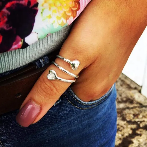 Женщины носят кольца: спираль на большом пальце