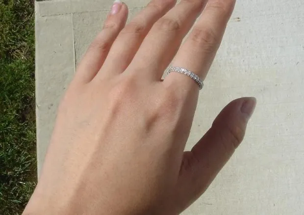 Женщины носят кольца: маленький камень на указательном пальце