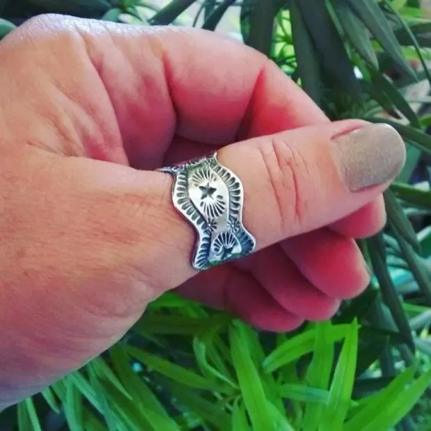 Женщина носит кольцо: большой палец женщины: форма волны