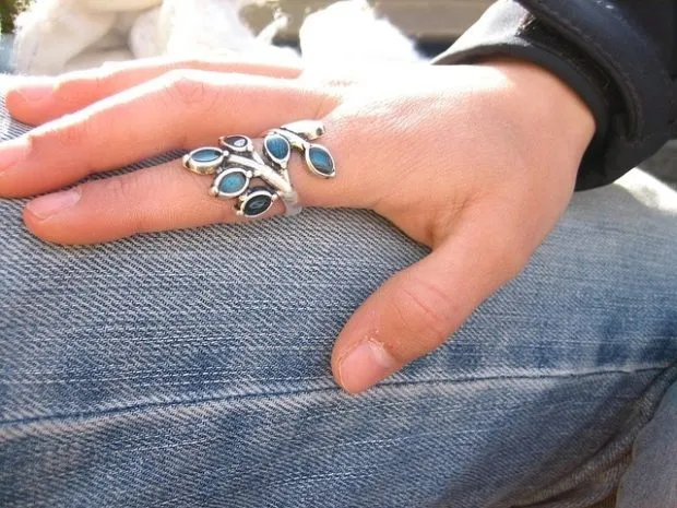 Женщины носят кольца как носить кольца: на пальцах маркеры с бриллиантами