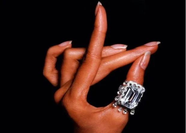Как женщины носят кольца: с твердым прозрачным камнем на большом пальце руки