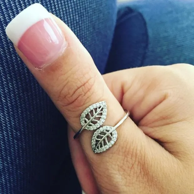 Как женщины носят кольца: лепестки на большом пальце