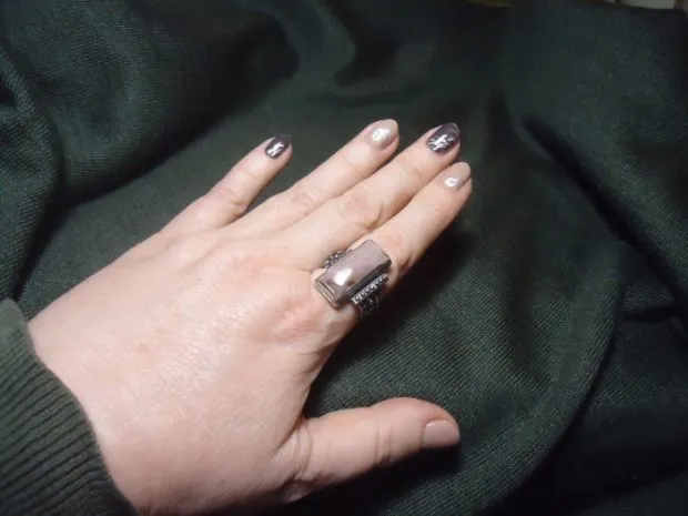 Как женщины носят кольца: на руке маркер с коричневыми камнями