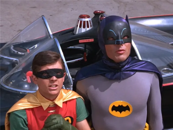 Актер Адам Уэст в роли Бэтмена рядом со своим помощником Робином.
