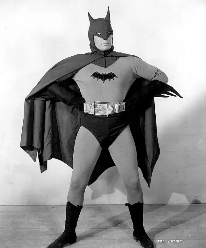 Льюис Уилсон в роли Бэтмена.