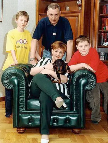 Со своей третьей женой Марией и детьми Юрием и Максимом