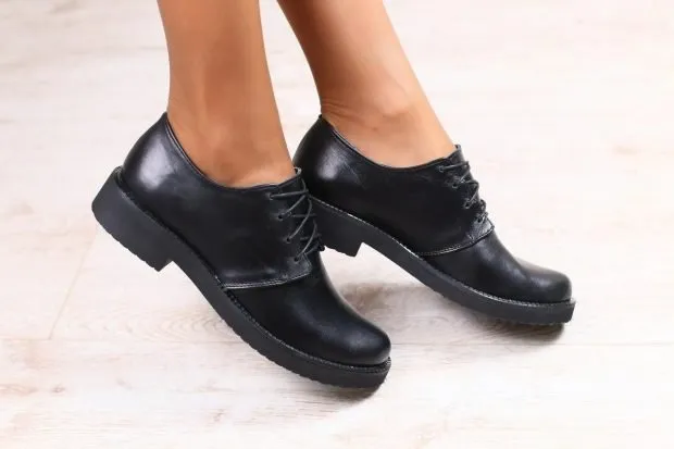 Женская весенне-летняя обувь: черные кожаные низкие ботинки