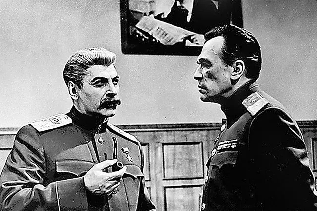 Сериал 'Семнадцать мгновений весны': глава иностранной секретной службы докладывает Сталину о последних событиях в секретной службе.