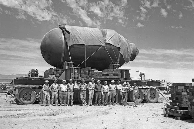 16 июля 1945 года было проведено первое успешное ядерное испытание. Первая плутониевая бомба взорвалась на полигоне Аламогордо в США.