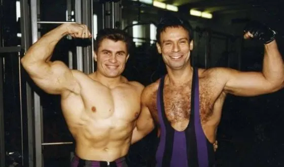 Ефим Шифрин в спортзале (90-е годы, культурист Вишневский)