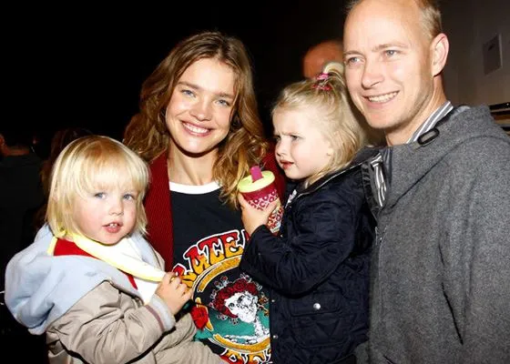 Наталья Водянова с мужем Джастином Портманом и детьми.