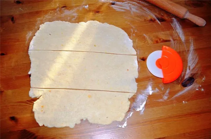 Разрежьте тесто на пласты