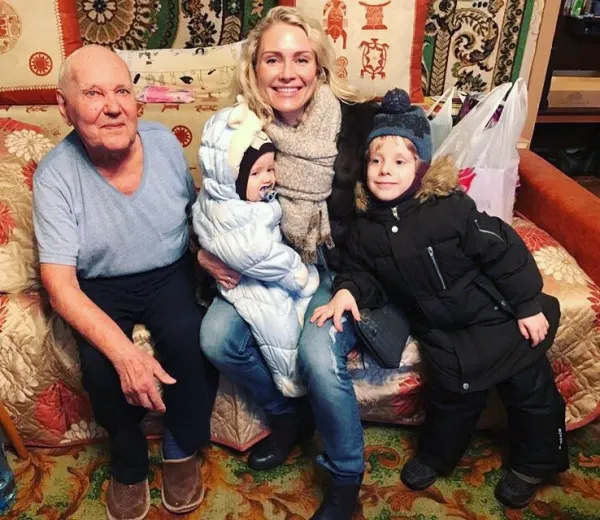 Катя со своими детьми и дедушкой.