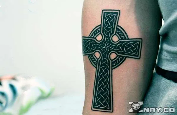 Татуировка с кельтским крестом