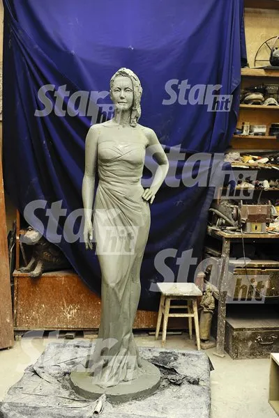 Скульпторы создали памятник Жанне Фриске. Первое фото.
