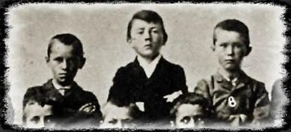 Рис. 2.Адольф Гитлер (в центре) со своими одноклассниками. 1900.
