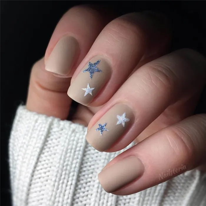 Маникюр со звездами на коротких ногтях