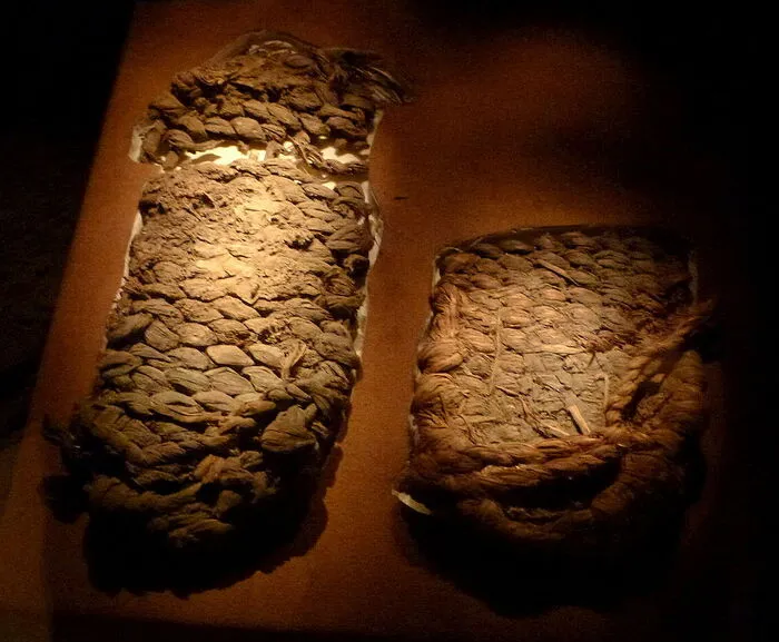 Древние сандалии на выставке в Орегонском музее истории и общины.