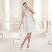 Короткое белое свадебное платье с кружевом