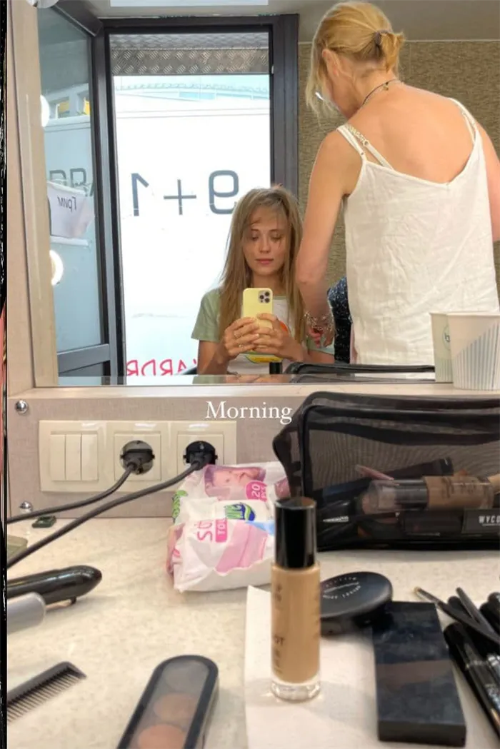 В руках гримера: Анна Кошмал готовится войти в кадр в роли Жени. Фото: социальные сети