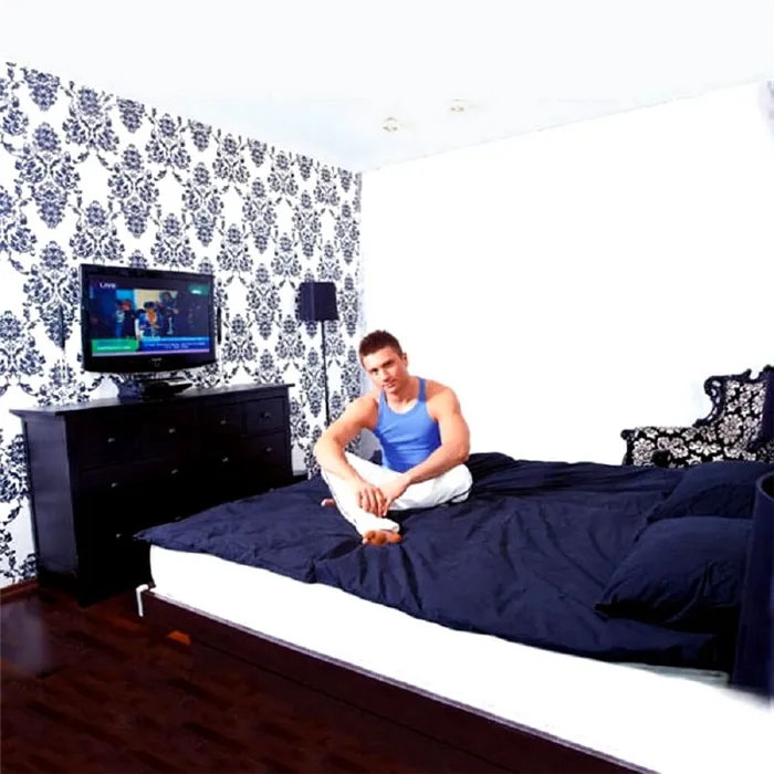 Фото: kvartiravmoskve.ruНапротив кровати была создана акцентная стена - рисунок обоев имеет сходство с рисунком в гостиной