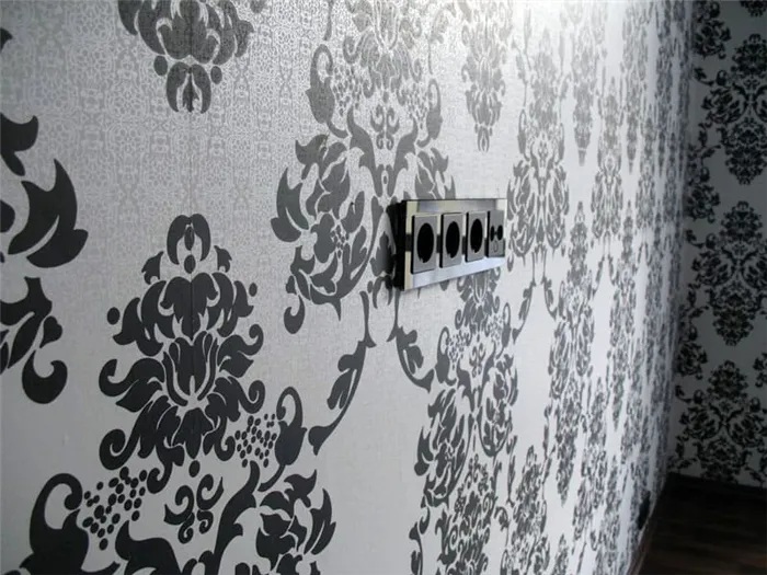 Фото: remoskop.ruЧерный цвет розеток соответствует выделенному дизайну стен.